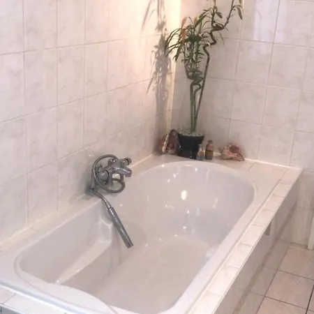 Prive Pres De Cergy Homestay